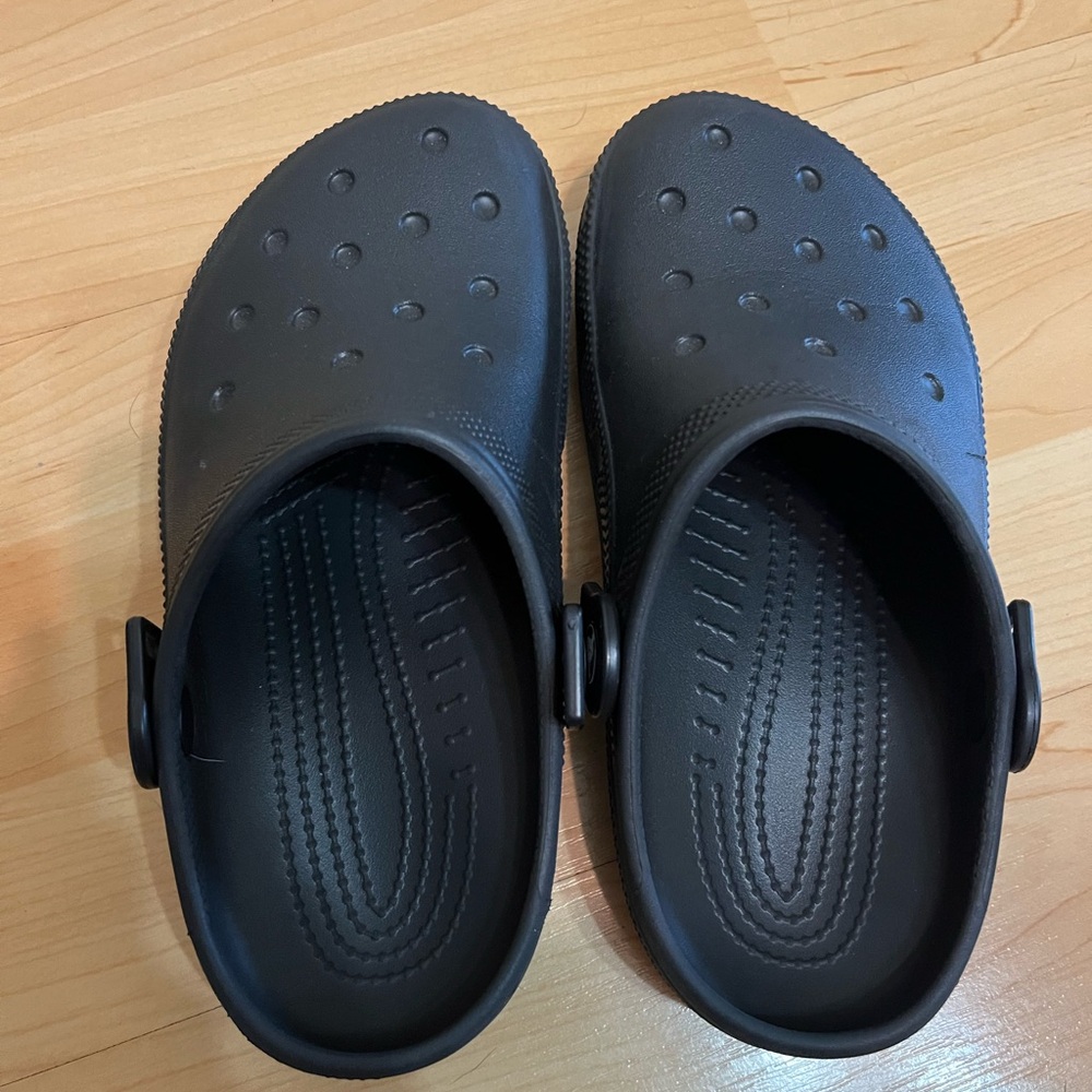 Nonslip crocs - size W6/M4